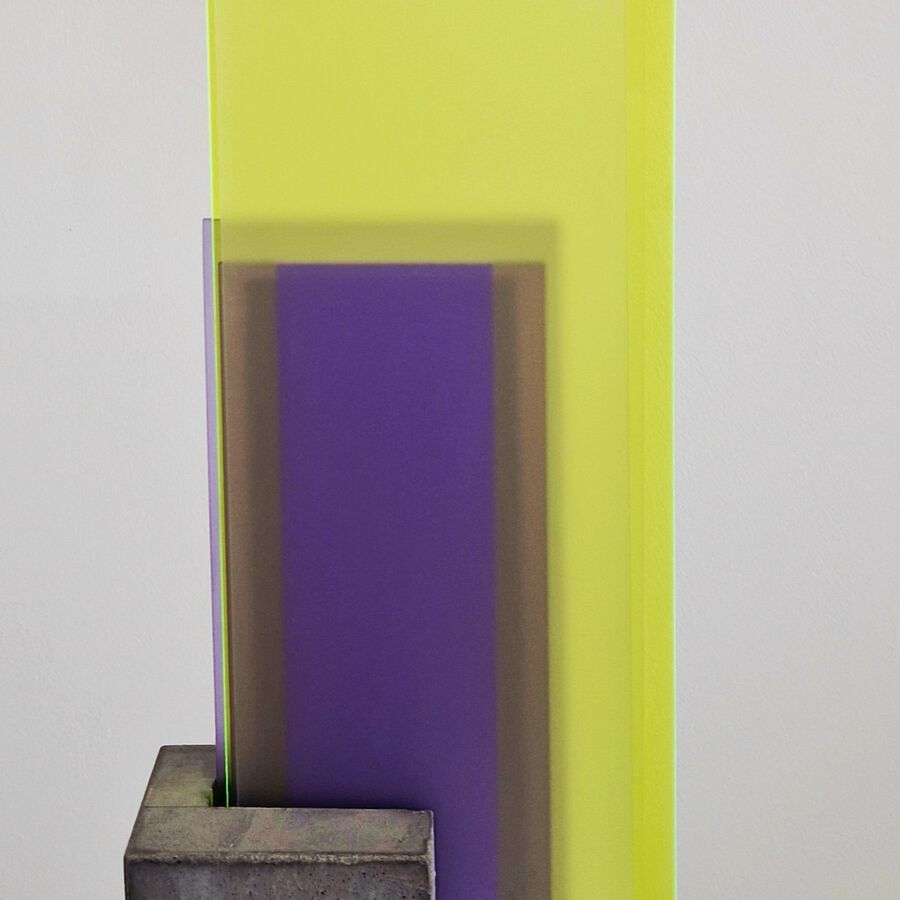 Ulrike Möhle, Transparancies X, 2026, Beton, Acrylglas, 54x20x8 cm